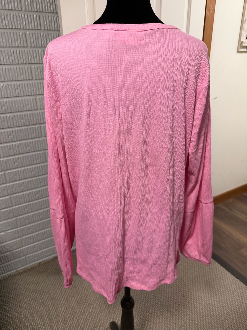 Belle by Kim Gravel Pink Textured Split Neck Blouse Size Large Bell Sleeve Top - Picture 3 of 5